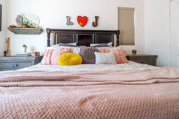 Maîtriser l'art de la décoration avec des coussins vintage